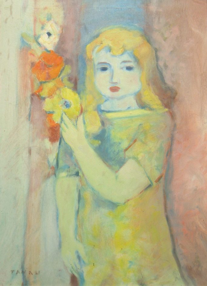 Blondes Mädchen mit Blumenvase